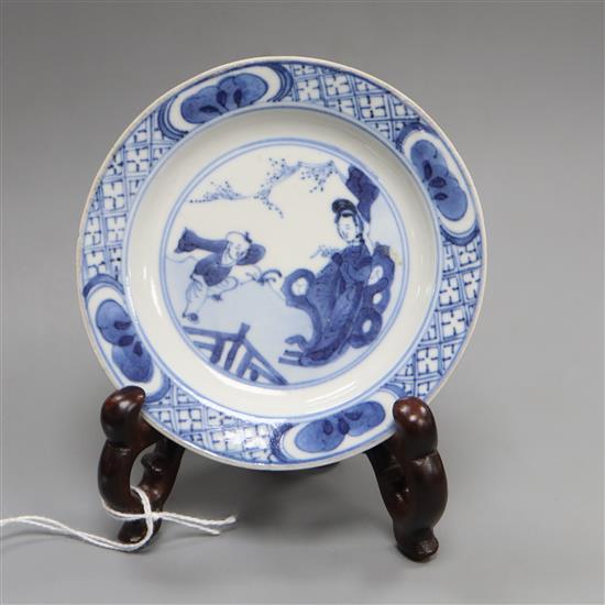 A Chinese blue and white boy and lady dish, Kangxi, with stand diameter 10cm